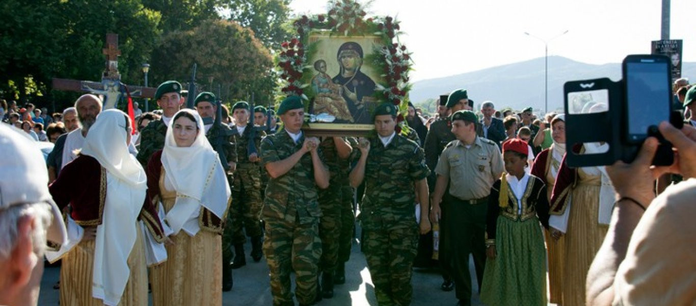 Σε λαϊκό προσκύνημα η εικόνα της Παναγίας Τριχερούσας στο Σταυρό Βόλβης- Τουρίστες έσπευσαν για να προσκυνήσουν (φωτό)